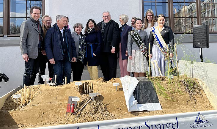 Der Spargel ist wieder da: Schrobenhausener Spargelkönigin Annalena Fischhaber und zahlreiche geladene Gäste wie Wirtschaftsstaatssekretär MdL Roland Weigert oder MdB Erich Irlstorfer und Münchens 2. Bürgermeisterin Katrin Habenschaden beim Anstich auf dem Viktualienmarkt am 05.04.2023 (©Foto:Martin Schmitz)